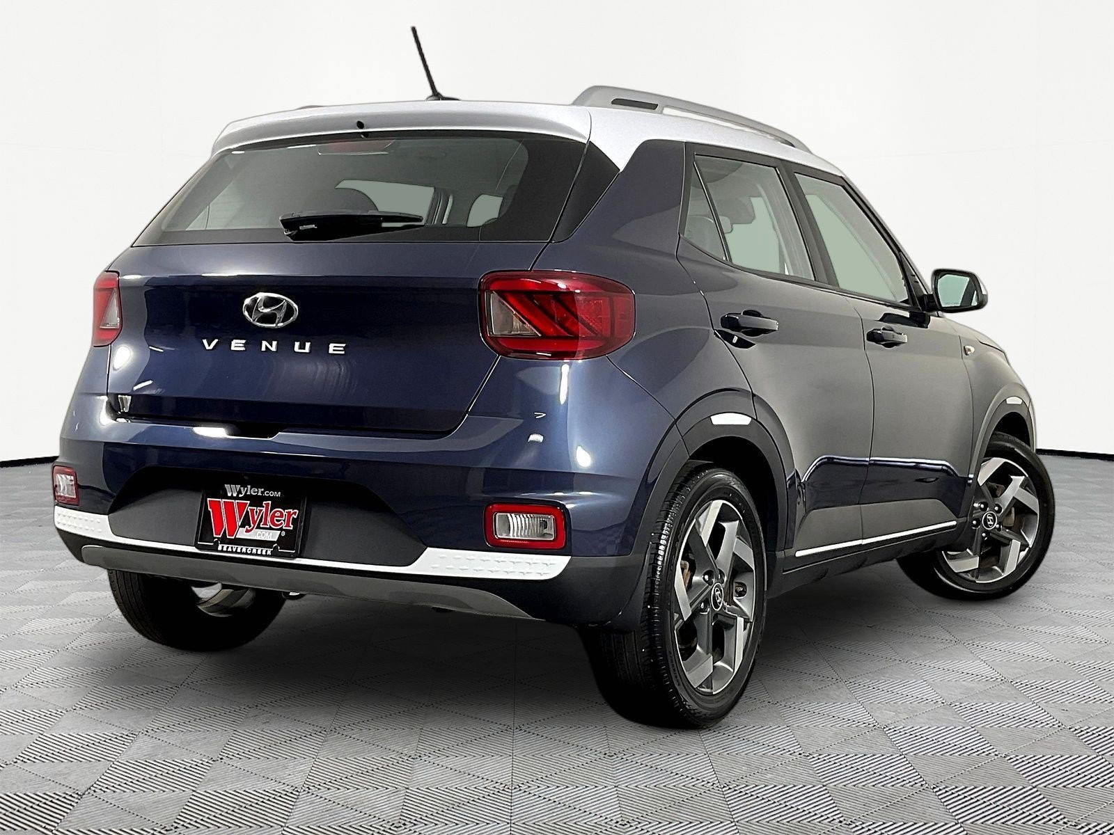 Used 2023 Hyundai Venue Limited FWD image 6