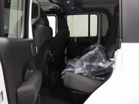 New 2025 Jeep Gladiator Sport AWD/4WD image 12