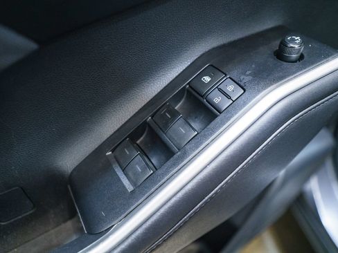 Used 2020 Toyota Highlander LE FWD image 20