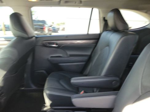 Used 2021 Toyota Highlander Platinum image 9