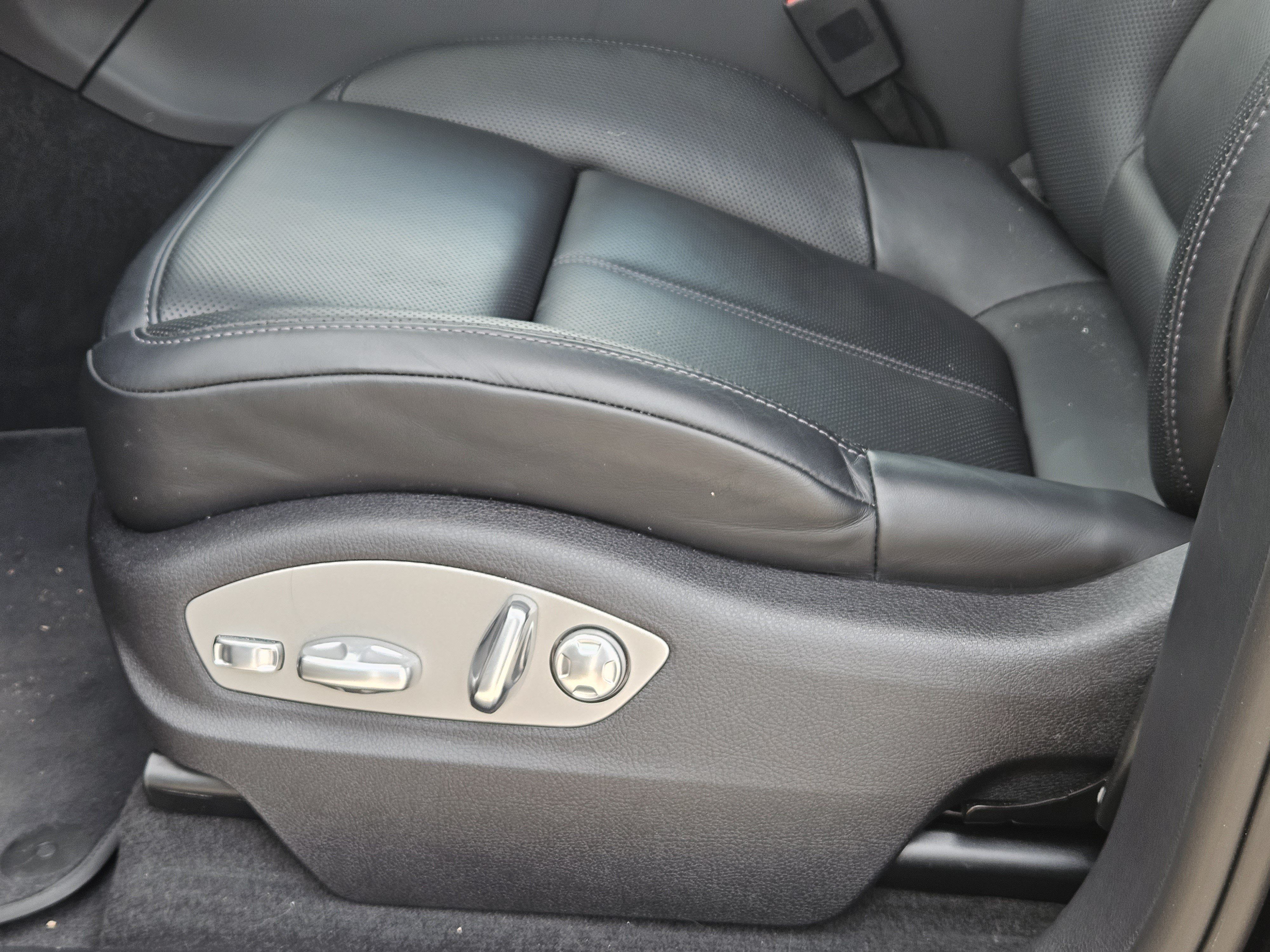 Certified 2026 Porsche Macan AWD/4WD image 23