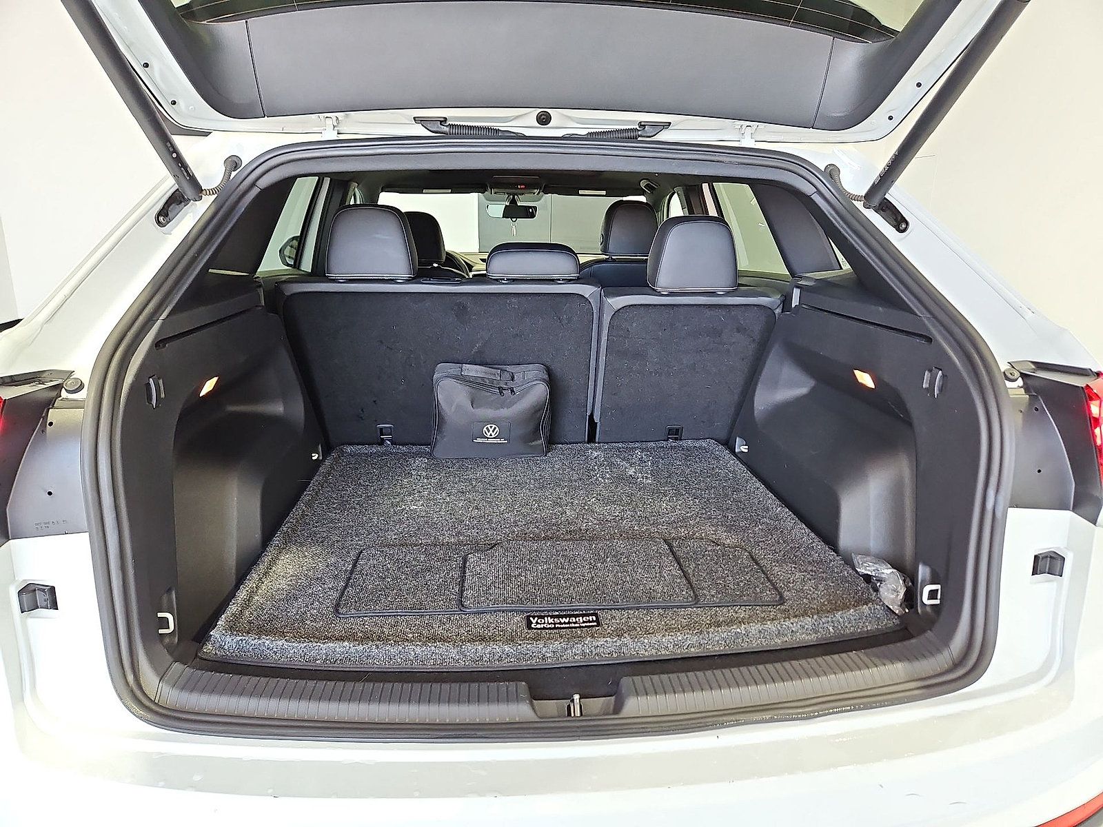 Certified 2023 Volkswagen Atlas Cross Sport SE w/ Panoramic Sunroof Package FWD image 12