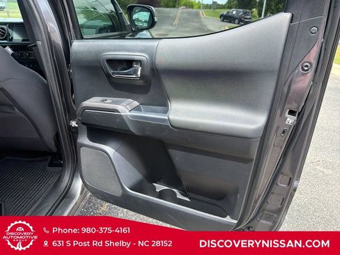 Used 2018 Toyota Tacoma TRD Sport w/ Technology Package AWD/4WD image 33