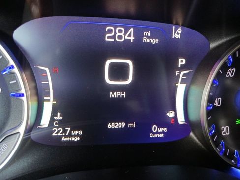 Used 2022 Chrysler Pacifica Touring-L w/ Uconnect Theater Family Group FWD image 19
