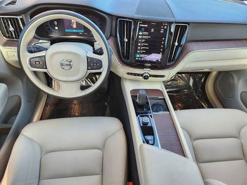 Used 2022 Volvo XC60 B5 Momentum image 15
