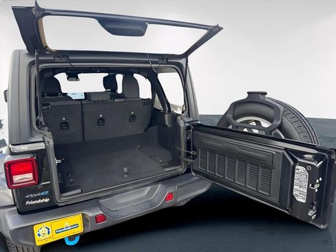 Used 2024 Jeep Wrangler Unlimited image 17
