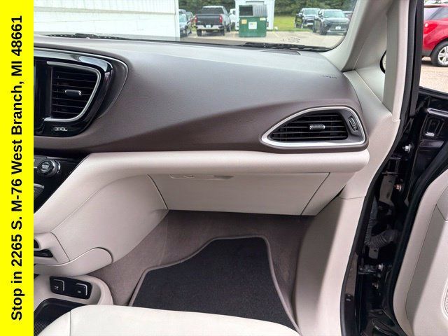 Used 2017 Chrysler Pacifica Touring-L Plus FWD image 33