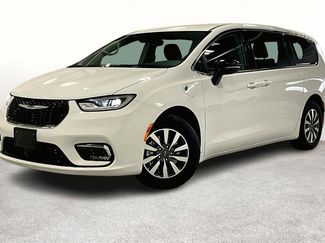 Used 2024 Chrysler Pacifica Select video 1