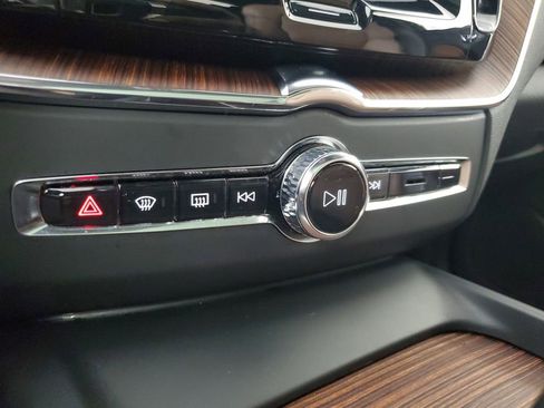Certified 2025 Volvo XC60 B5 Plus AWD/4WD image 33