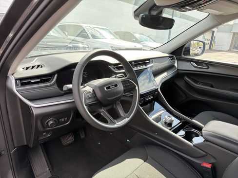 Used 2023 Jeep Grand Cherokee Laredo AWD/4WD image 9