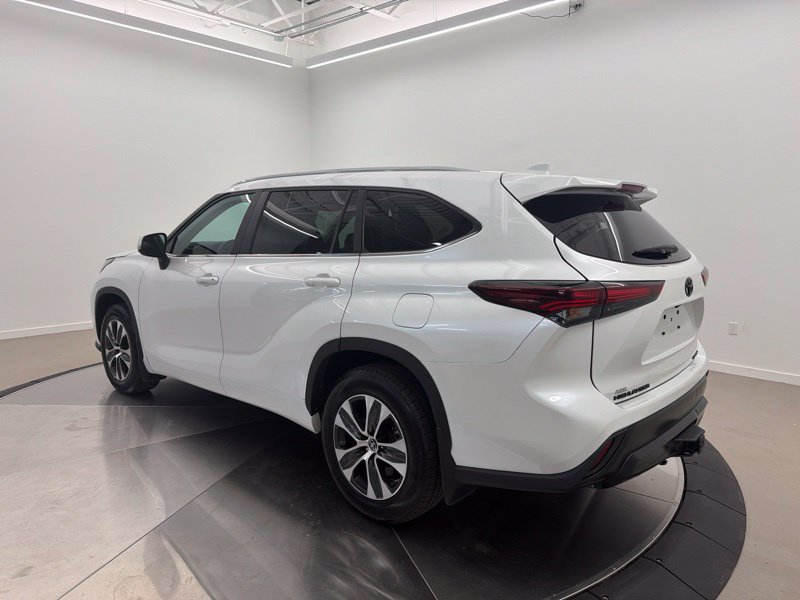 Used 2024 Toyota Highlander XLE AWD/4WD image 5