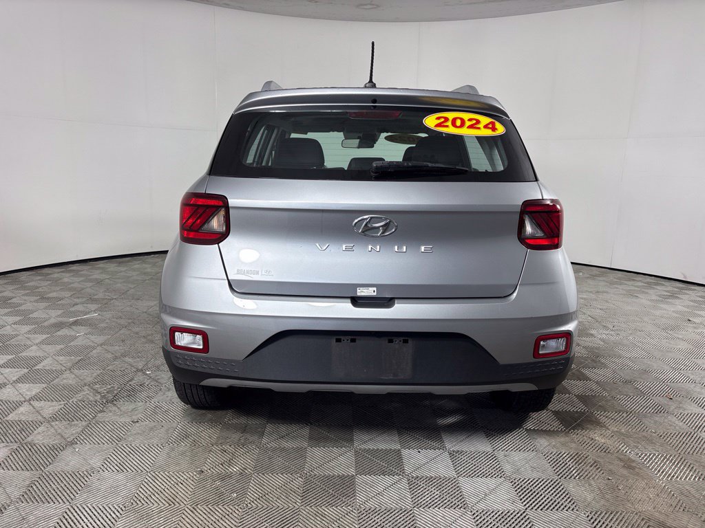 Used 2024 Hyundai Venue SEL FWD image 4