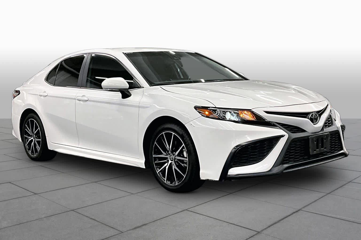 Used 2024 Toyota Camry SE FWD image 2