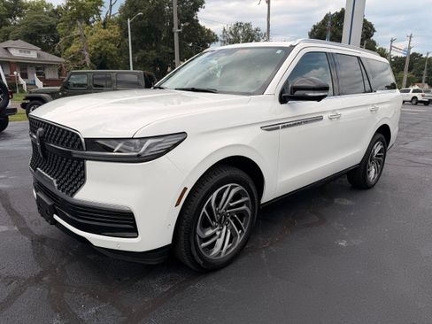 Used 2025 Lincoln Navigator Reserve AWD/4WD image 5