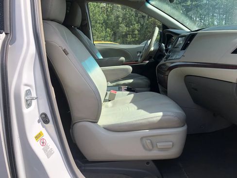 Used 2012 Toyota Sienna XLE image 10