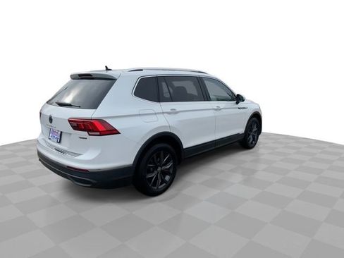 Used 2023 Volkswagen Tiguan SE w/ Panoramic Sunroof Package image 8
