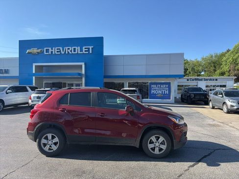 Used 2022 Chevrolet Trax LT w/ LT Convenience Package AWD/4WD image 2