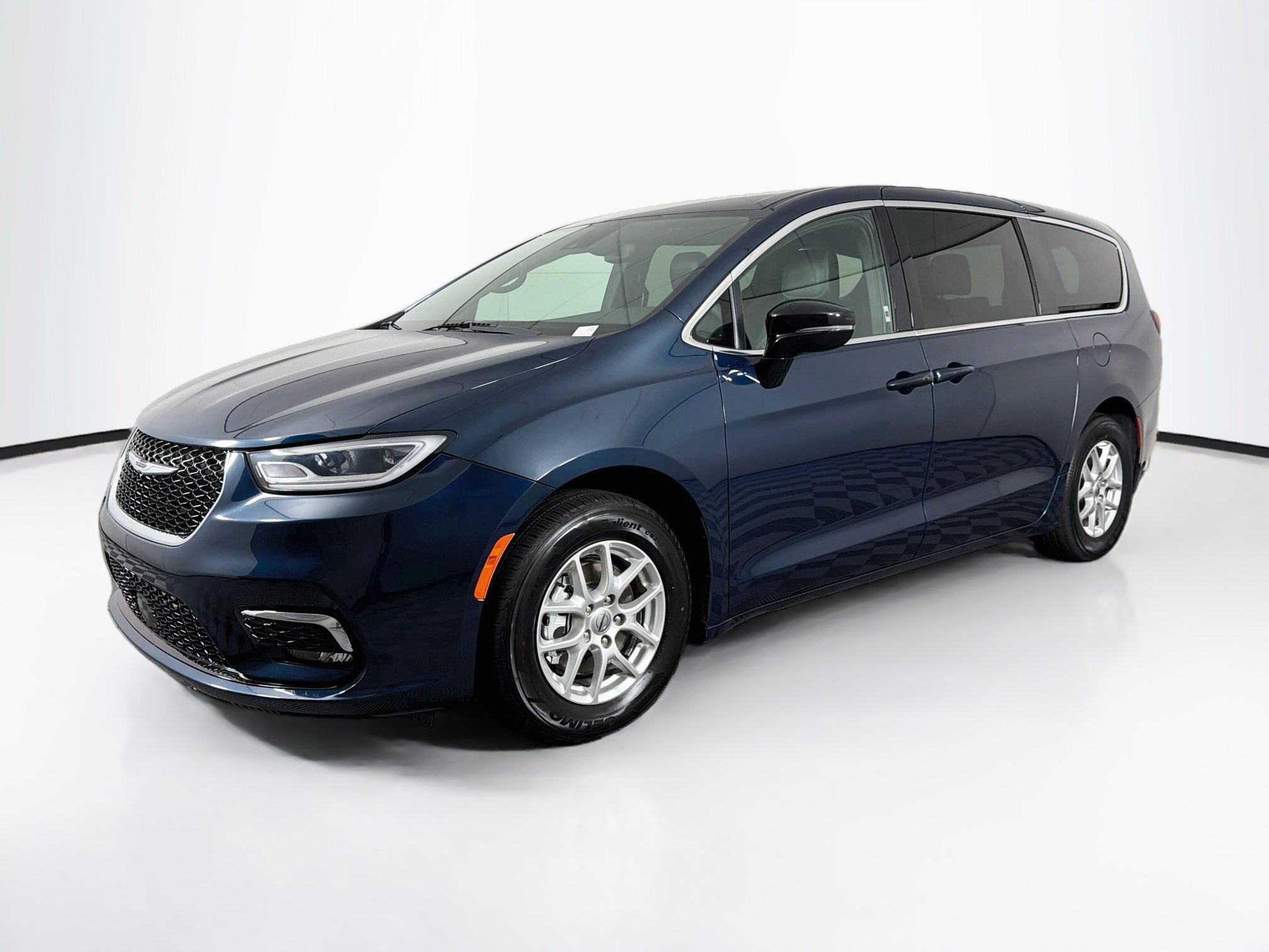 Used 2025 Chrysler Pacifica Select FWD image 3