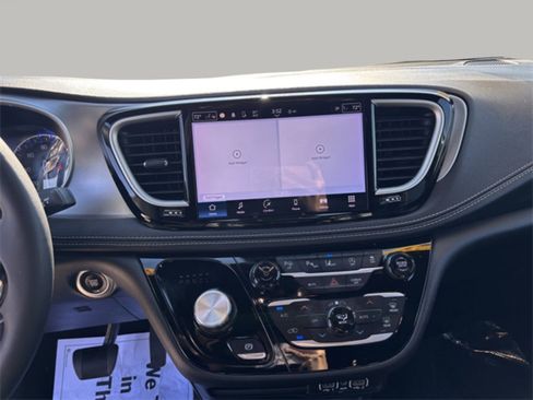 Used 2023 Chrysler Pacifica Touring-L w/ S Appearance Package image 14
