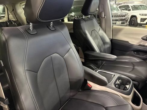Used 2023 Chrysler Pacifica Touring-L FWD image 30