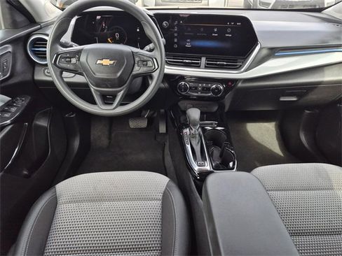 Used 2025 Chevrolet Trax LT image 21