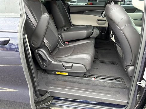 Used 2023 Kia Carnival LX image 15