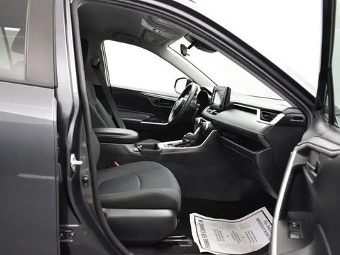 Used 2020 Toyota RAV4 LE FWD image 17