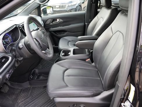 Used 2025 Chrysler Pacifica Select AWD/4WD image 4