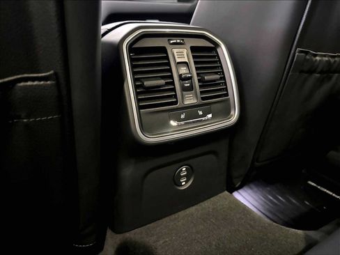 Used 2026 Porsche Macan AWD/4WD image 30