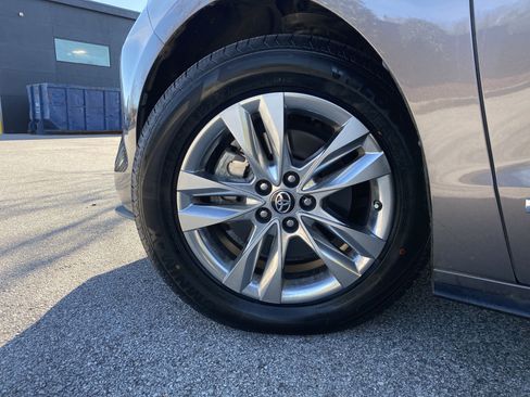 Used 2021 Toyota Sienna Limited image 19