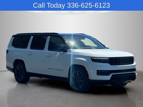 Used 2025 Jeep Grand Wagoneer L Series III w/ Rear Seat Video Group 1 AWD/4WD image 7
