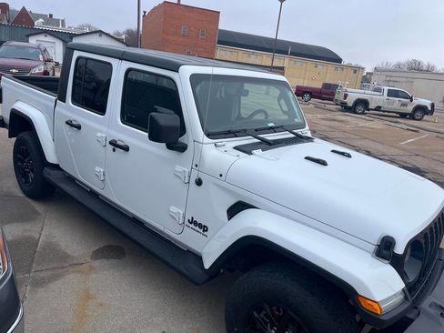 Used 2022 Jeep Gladiator Sport image 13