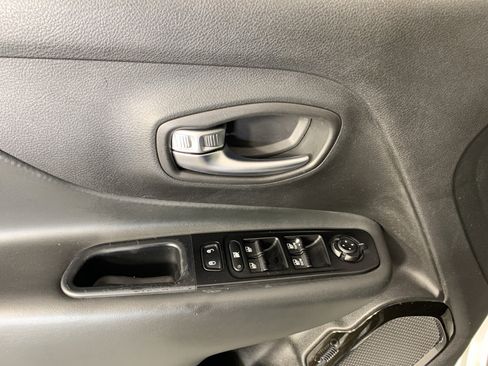 Used 2020 Jeep Renegade Altitude FWD image 15