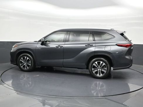 Used 2022 Toyota Highlander XLE FWD image 2
