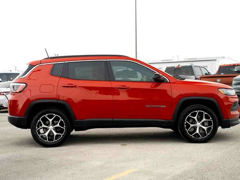 Used 2024 Jeep Compass Latitude image 7