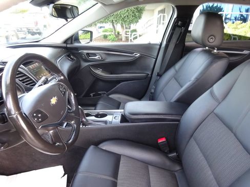Used 2018 Chevrolet Impala LT w/ LT Entertainment Package FWD image 13