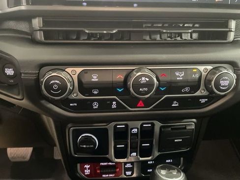 Used 2025 Jeep Wrangler Unlimited Rubicon image 17