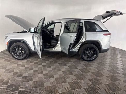 Used 2025 Jeep Grand Cherokee Altitude AWD/4WD image 11