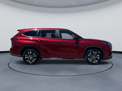 Used 2023 Toyota Highlander XLE FWD image 4