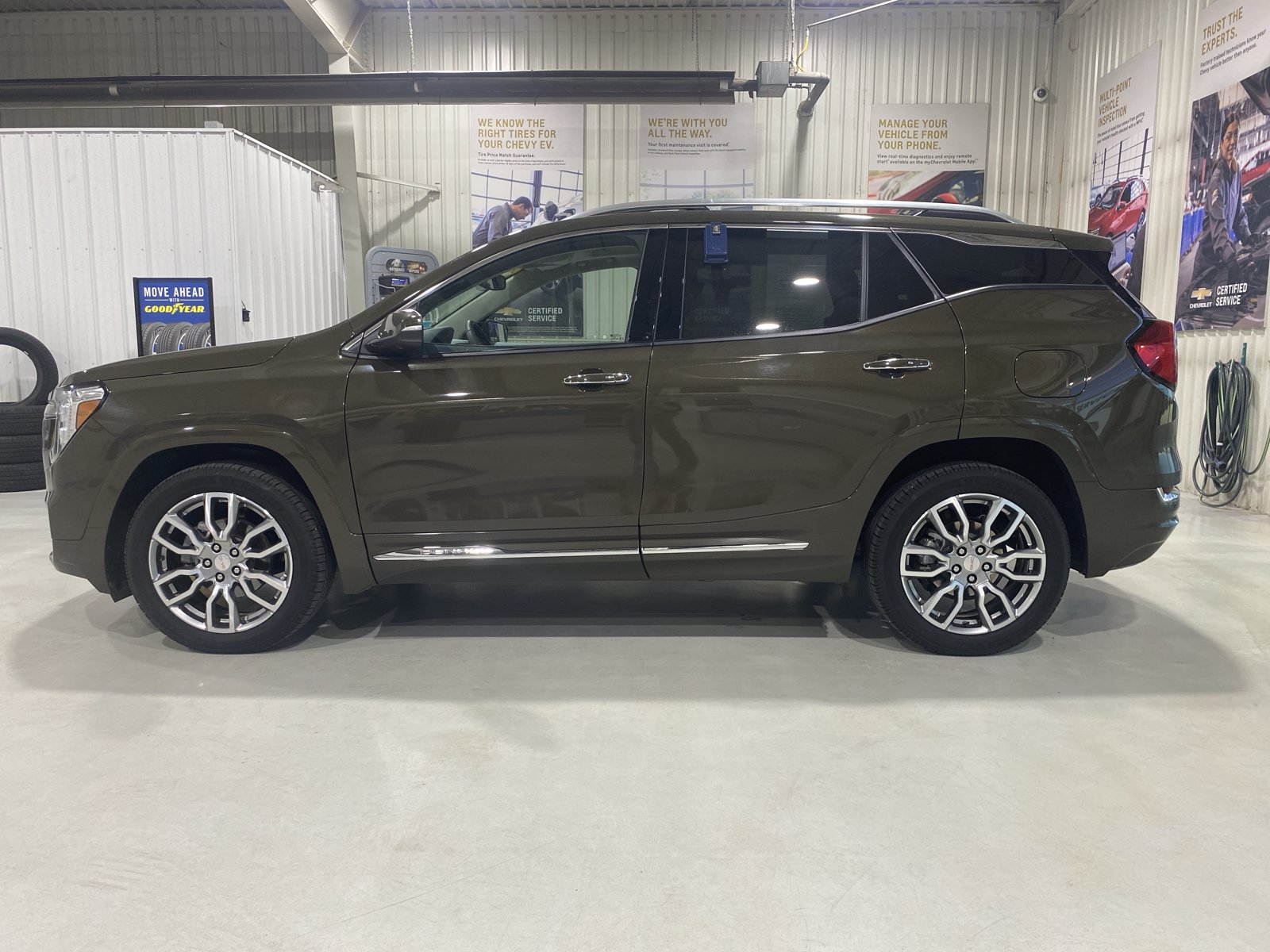 Used 2024 GMC Terrain Denali w/ Denali Premium Package AWD/4WD image 5