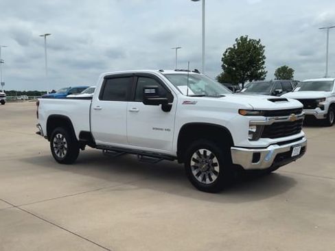Used 2024 Chevrolet Silverado 2500 LT AWD/4WD image 2