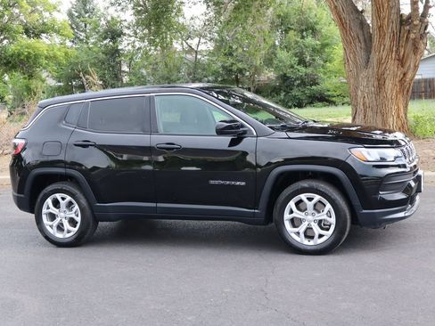 Used 2024 Jeep Compass Sport AWD/4WD image 2