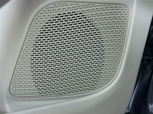 Used 2023 Chrysler Pacifica Touring-L FWD image 21