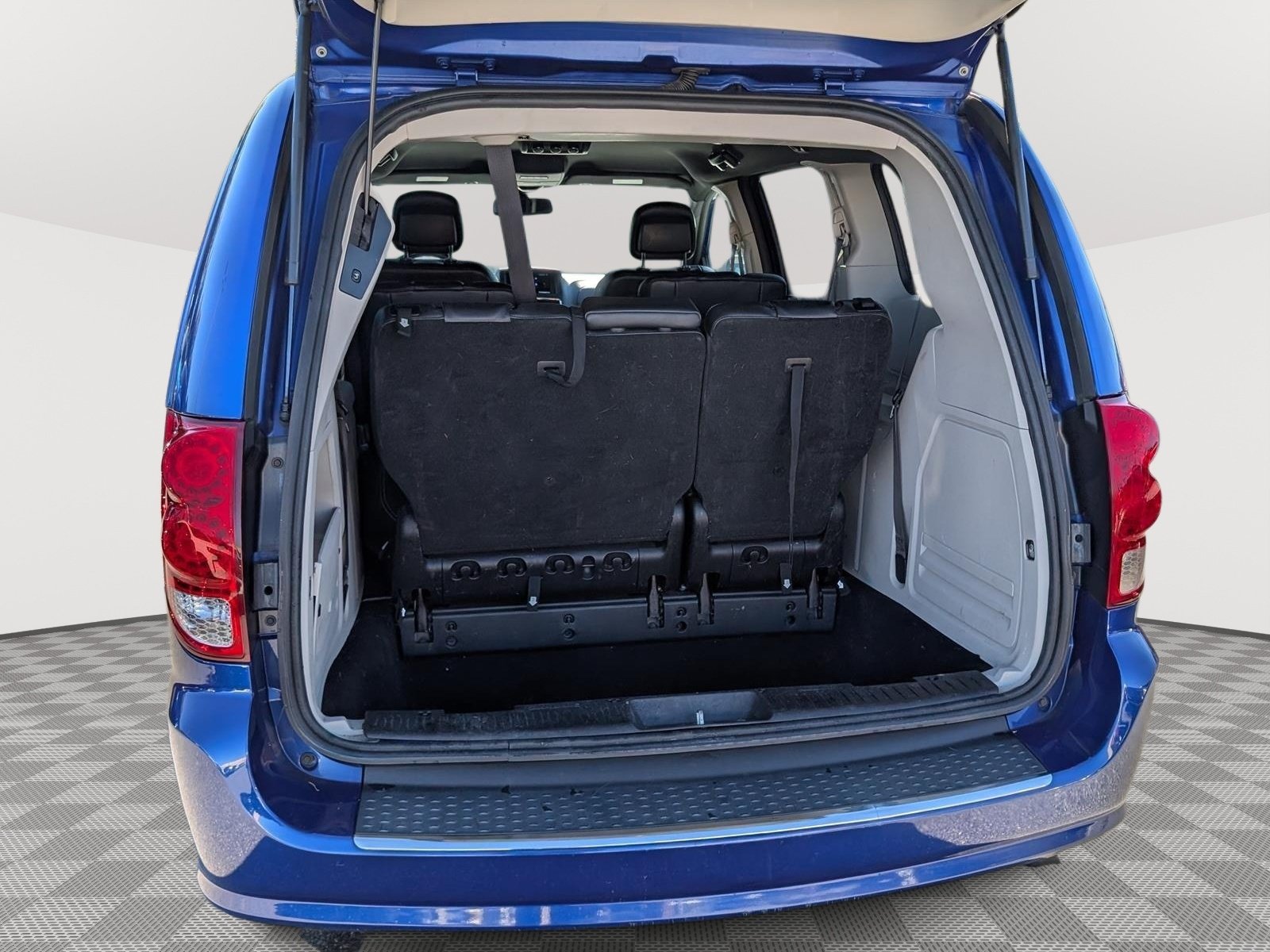 Used 2020 Dodge Grand Caravan SXT FWD image 14