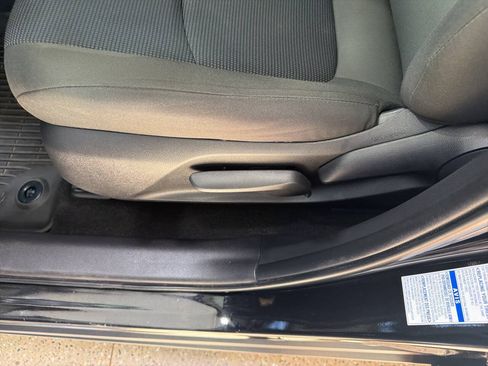 Used 2022 Toyota RAV4 LE AWD/4WD image 19