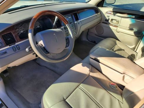 Used 2006 Lincoln Town Car Signature Limited image 16