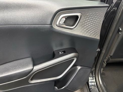 Used 2023 Kia Soul LX w/ LX Technology Package FWD image 31