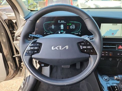Used 2023 Kia Niro EX image 25