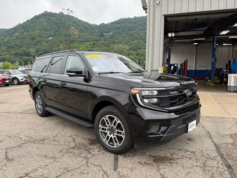 Used 2025 Ford Expedition Max Active AWD/4WD image 3
