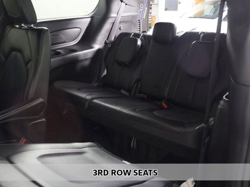 Used 2025 Chrysler Pacifica Select image 16